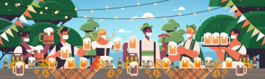 Yarış maskeli insanların bira içip Oktoberfest festivali kutlaması konseptini karıştır