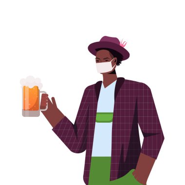 Elinde bira kupası olan tıbbi maskeli adam Oktoberfest Parti Kutlaması Coronavirus Karantina Konsepti
