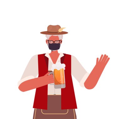 Elinde bira kupası olan tıbbi maskeli yaşlı adam Oktoberfest Parti Kutlaması Coronavirus Karantina Konsepti
