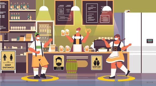 Maskeli garsonlar, Coronavirus Ekim Festivali kutlamalarını önlemek için sosyal mesafeyi koruyorlar.