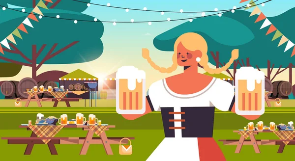 Serveerster met bier mokken Oktoberfest feest viering concept vrouw in traditionele kleren hebben plezier — Stockvector