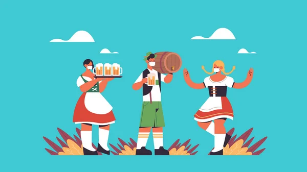 Osób w maskach twarzy picia piwa zabawy Oktoberfest święto koncepcja — Wektor stockowy