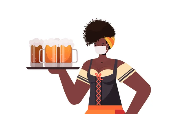 Femme dans le masque médical tenant des tasses de bière Oktoberfest fête célébration coronavirus concept de quarantaine — Image vectorielle