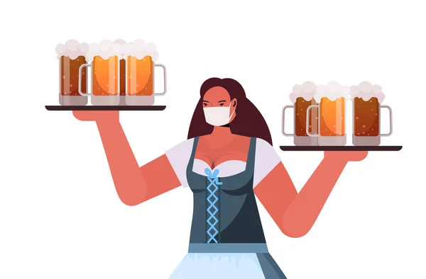 Femme dans le masque médical tenant des tasses de bière Oktoberfest fête célébration coronavirus concept de quarantaine — Image vectorielle
