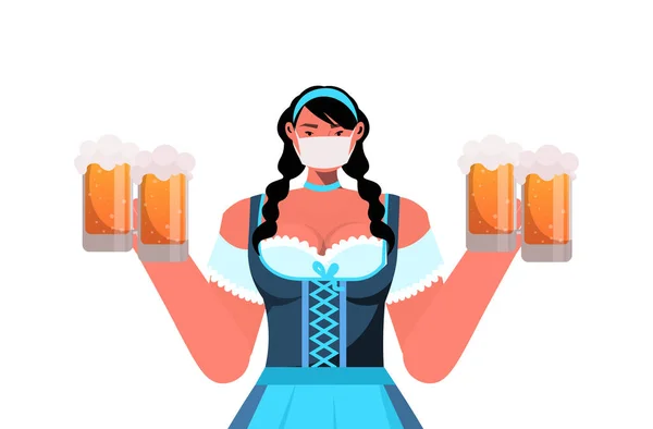 Femme dans le masque médical tenant des tasses de bière Oktoberfest fête célébration coronavirus concept de quarantaine — Image vectorielle
