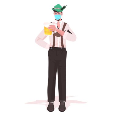 Elinde bira kupası olan tıbbi maskeli adam Oktoberfest Parti Kutlaması Coronavirus Karantina Konsepti