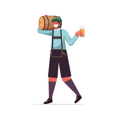 Elinde bira fıçısı ve kupası olan tıbbi maskeli bir adam Oktoberfest Parti Partisi Coronavirus Karantinası 'nı kutluyor.