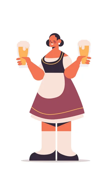 Garçonete segurando canecas de cerveja Oktoberfest partido conceito mulher em alemão roupas tradicionais se divertindo — Vetor de Stock
