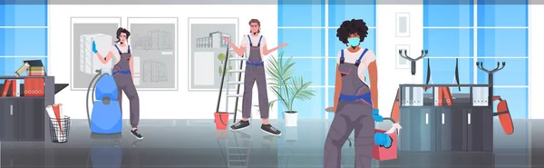 Profissionais de limpeza equipe misturar janitors corrida com equipamentos de limpeza trabalhando em conjunto interior do escritório — Vetor de Stock