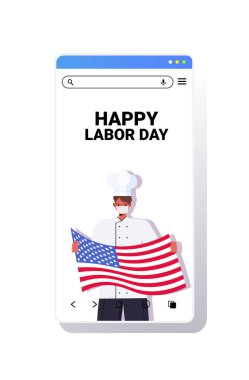 Üniformalı şef, Coronavirus 'u önlemek için maske takan mutlu işçi bayrağı taşıyor.