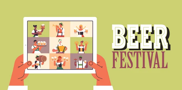 Pessoas na tela do tablet celebrando Oktoberfest festa cerveja conceito de comunicação on-line festival —  Vetores de Stock