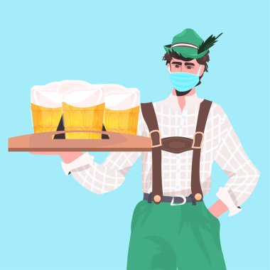 Bira bardakları tutan adam, Coronavirus 'u önlemek için maske takan Ekim Festivali festival garsonu.