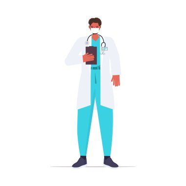 Coronavirüs salgınını önlemek için maske takan üniformalı erkek doktor.