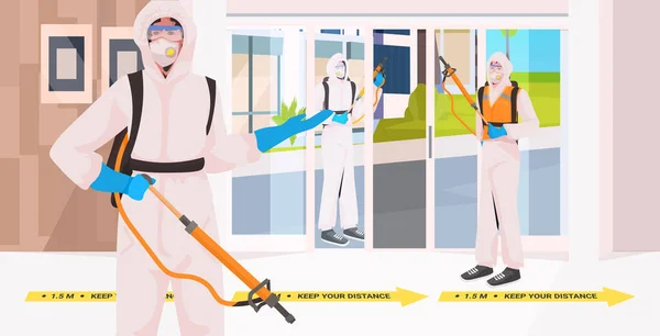 Limpiadores profesionales en trajes de materiales peligrosos limpieza del equipo de conserjes y desinfección del suelo para prevenir la pandemia de coronavirus — Vector de stock