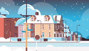 Şehir cephe binaları bomboş. Hiç kimse şehir dışındaki sokak gayrimenkul evleri. Kış kar yağışı şehir manzarası.