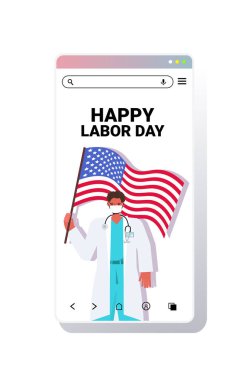 ABD bayrak bayrağı taşıyan üniformalı doktor Coronavirus 'u önlemek için maske takan sağlık görevlisi konseptini kutluyor.