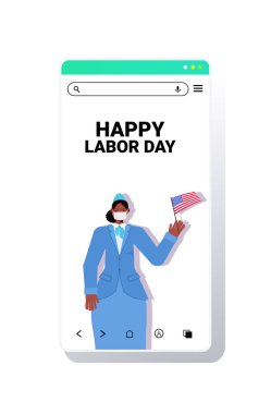 ABD bayrak bayrağı taşıyan üniformalı hostes Coronavirus 'u önlemek için maske takan kadın bayrak bayramı kutlaması konsepti