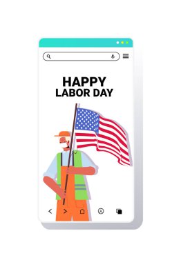 ABD bayrak bayrağı taşıyan üniformalı bir temizlikçi. Kutlama konsepti. Koronavirüsü önlemek için maske takan bir hademe.