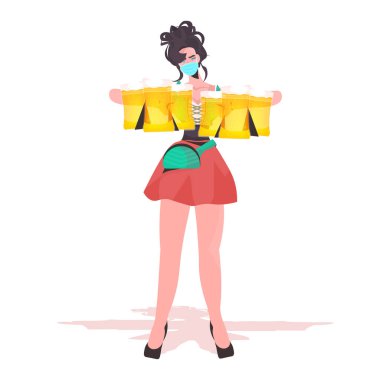 Elinde bira bardakları olan kadın Coronavirus 'u önlemek için maske takıyor.