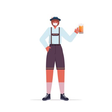 Elinde bira kupası olan tıbbi maskeli adam Oktoberfest Parti Kutlaması Coronavirus Karantina Konsepti