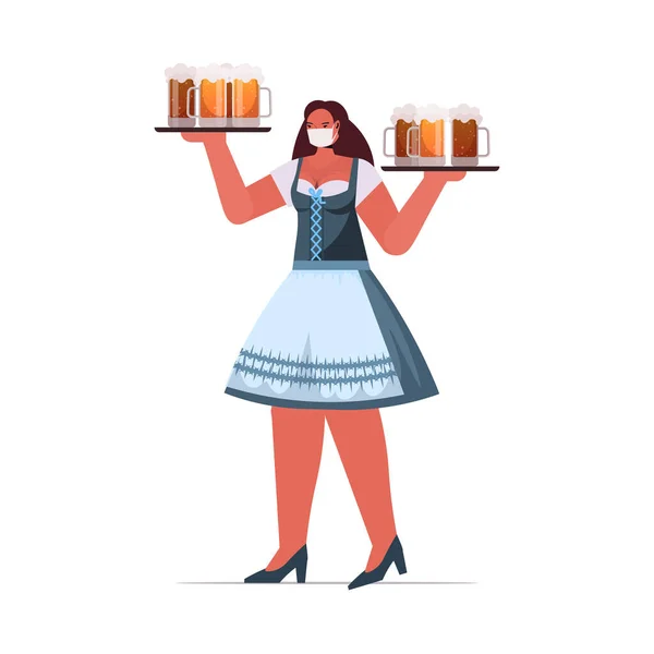 Femme dans le masque médical tenant des tasses de bière Oktoberfest fête célébration coronavirus concept de quarantaine — Image vectorielle