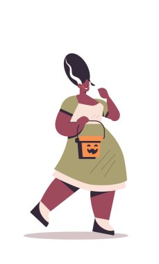 Elinde balkabağı kabağı olan tatlı bir kız. Afro-amerikan kadını. Cadılar bayramı partisi konsepti kutlu olsun.