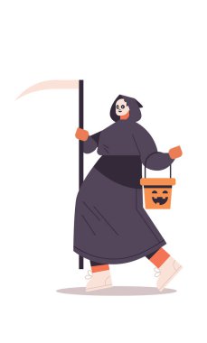 Gaddar Azrail kostümlü sevimli karakter Cadılar Bayramı parti konsepti mutlu