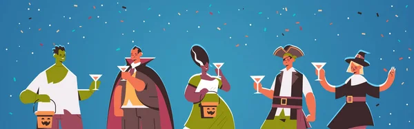Personas con diferentes disfraces celebrando feliz fiesta halloween concepto mezcla raza hombres mujeres divirtiéndose — Vector de stock