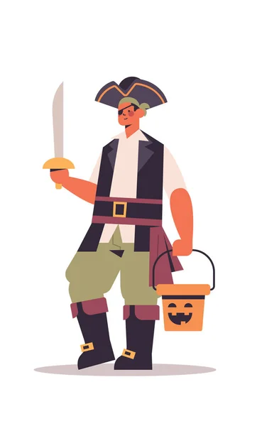 Schattig man in piraat kostuum met zwaard en emmer met pompoen gelukkig halloween feest viering — Stockvector