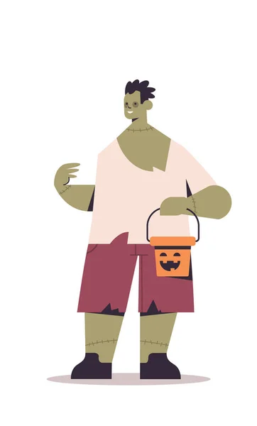 Lindo hombre en traje de zombie celebración cubo con calabaza feliz fiesta de Halloween concepto de celebración — Vector de stock