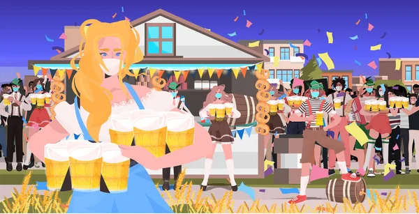 Kelnerka w masce obsługujących piwo dla mieszanki ludzi wyścig październikowy party uroczystości na świeżym powietrzu festiwal — Wektor stockowy