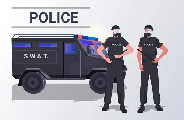 Αστυνομικοί σε τακτική ΜΑΤ ζευγάρι αστυνομικοί στέκονται μαζί κοντά σε διαδηλωτές αυτοκινήτων και τον έλεγχο της διαδήλωσης — Διανυσματικό Αρχείο