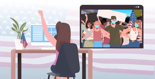 Женщина смотрит онлайн видео люди в масках, держа флаги День труда праздник коронавируса карантина — стоковый вектор