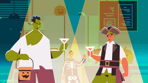 Lidé v různých kostýmech slaví šťastný Halloween dovolená mix závod muži ženy pití koktejly — Stockový vektor