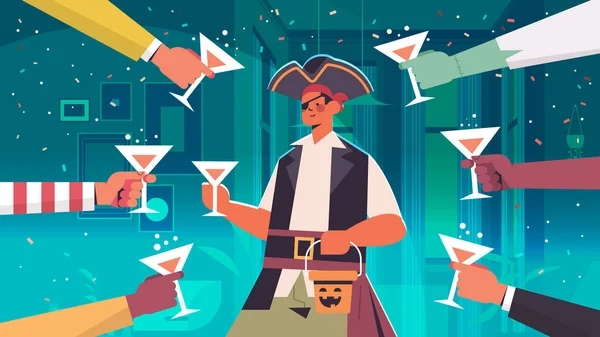 Mains tenant des cocktails autour de l'homme en costume de pirate heureux Halloween fête fête bar fête concept — Image vectorielle