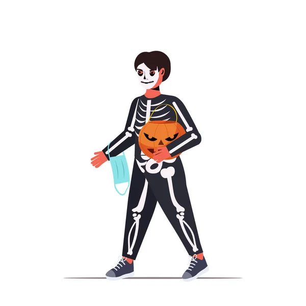 Chico en máscara usando esqueleto traje halloween fiesta celebración coronavirus cuarentena concepto — Archivo Imágenes Vectoriales