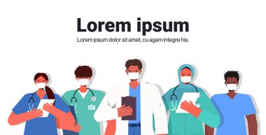 Koronavirüs salgınını önlemek için üniformalı yarış doktorlarını maske takarak karıştır.