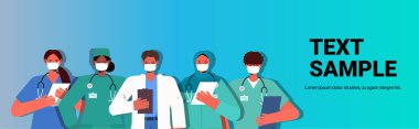 Koronavirüs salgınını önlemek için üniformalı yarış doktorlarını maske takarak karıştır.