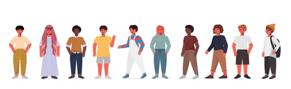 Set niedliche Jungen Mädchen in lässigen trendigen Kleidern Mix Rennen männliche weibliche Cartoon-Figuren stehend posieren — Stockvektor