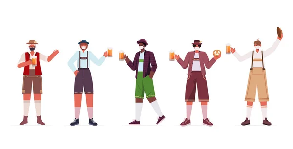 Set mix corrida homens em máscaras médicas segurando canecas de cerveja Oktoberfest festa celebração coronavírus quarentena —  Vetores de Stock
