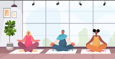 Karışık ırk hamile kadınlar yoga egzersizleri yapıyor sağlıklı yaşam tarzı konsepti eğitiyorlar kızlar birlikte meditasyon yapıyorlar.
