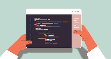 Web geliştirici elleri tablet pc kullanarak yazılım ve programlama için program kodu geliştirme