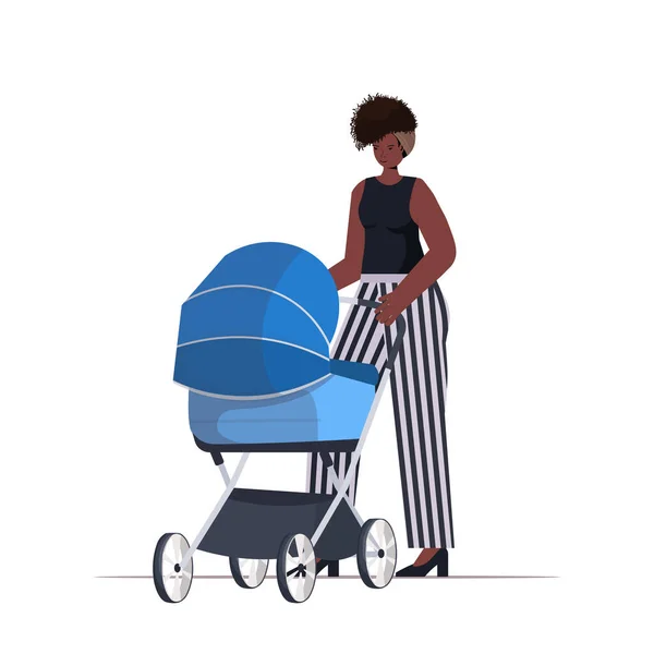 Afrikansk amerikansk mamma promenader med nyfödda barn i barnvagn moderskap koncept full längd — Stock vektor
