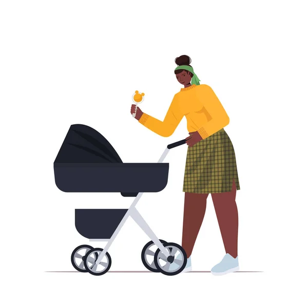 Αφρικανική αμερικανική μητέρα περπάτημα με νεογέννητο μωρό σε καρότσι έννοια μητρότητα πλήρους μήκους — Διανυσματικό Αρχείο