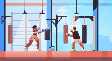 Yarış boksörlerini spor yaparken kum torbasıyla sağlıklı yaşam stili boks eğitimiyle karıştır.