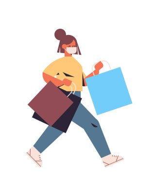 Koruyucu maskeli genç bir kadın alışveriş torbalarıyla koşuyor. Kara Cuma. Büyük indirim Coronavirüs karantina konsepti.