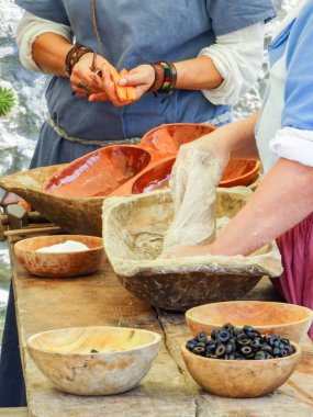 Ekmek ve ahşap bir masa üzerinde eski bir yalak gıda hazırlama ortaçağ tarzı