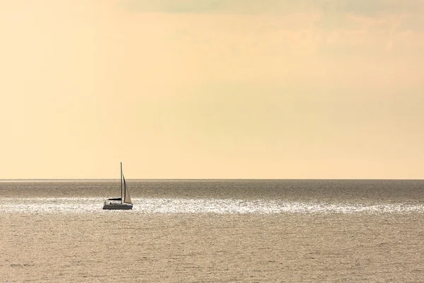 Küçük Dalgalar Deniz Ile Üzerinde Küçük Yelkenli Tekne Yelken Dağıtılan — Stok fotoğraf
