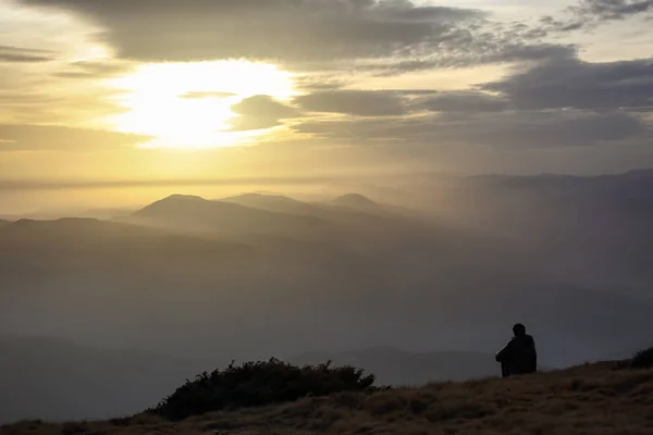 Силуэт Одного Человека Любующегося Прекрасным Закатом Над Горами Лицензионные Стоковые Фото
