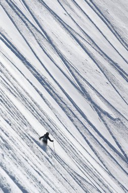 Çok dik bir yamaçta iz-in tam kayak aşırı